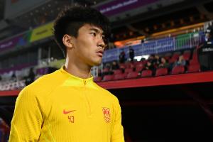 博主：国安的5名国脚今天前往大连报到，出现小伤的吴少聪在列